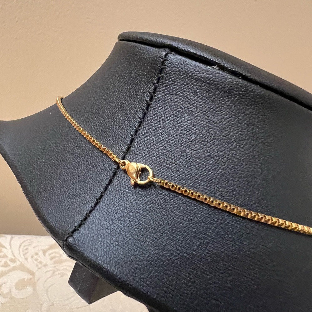 Elegant Gold Cross Necklace - Picture 4 of 5